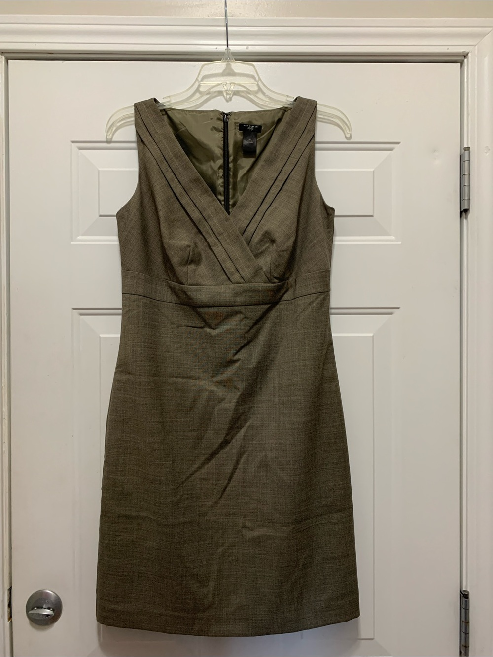 3/$15 Ann Taylor Taupe Sleeveless V-Neck Sheath Dress Size 6 Petite